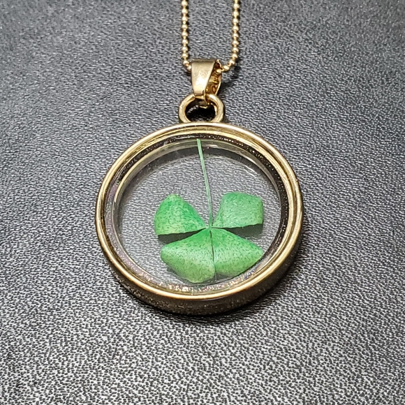 Jewelry - *SALE * Gold tone lucky clover pendant necklace